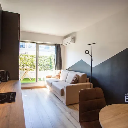 Sunny Flat In Les Pins 아파트 *